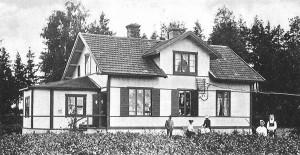 Hade farfar telefon? År 1942 kom det ut en liten telefonkatalog för Södertörnskommunerna, här kan du se vilka som hade telefon i Västerhaninge.