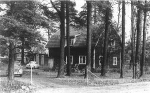 ser man också gaveln på Apoteket som har samma historia. Västerhaninge kommun invigde sitt kommunalhus 1955. En funktionell, kanske inte så vacker, tegelbyggnad intill stationsplanen.