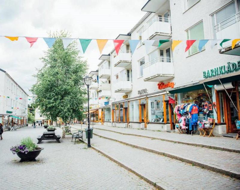 4. EN STAD SOM KÄNNER SINA RÖTTER 4. VACKRA KUNGSGATAN Kungsgatan utvecklas till ett vackert sammanhållet stadsrum med en tydlig karaktär.