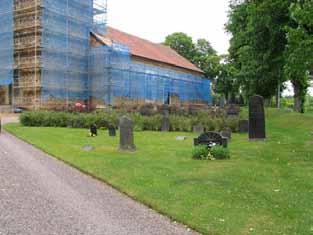 Övrigt Gravvårdar som tagits bort från kyrkogården förvaras liggande i nordvästra hörnet av den stödmur som skiljer 1935 och 1983 års kyrkogårdar åt.