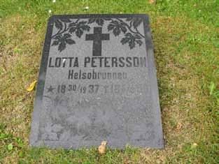 Lotta Petersson, Helsobrunnen, död 1886. Liggande gravvård i kvarter H. (KI Kristvalla kyrkog 055) Kvarter B från väster.