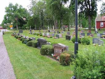 I kvarter K som är det senast anlagda området på Kristvalla kyrkogård är samtliga gravvårdar ryggställda med häckar av buskrosor planterade emellan raderna.