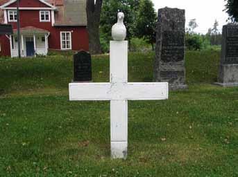 Här finns också en minnestavla över Anton Richard Österström från Kristvalla som dog i Des Moines, Iowa, USA, 1891. Sondottern lät sätta upp minnestavlan.