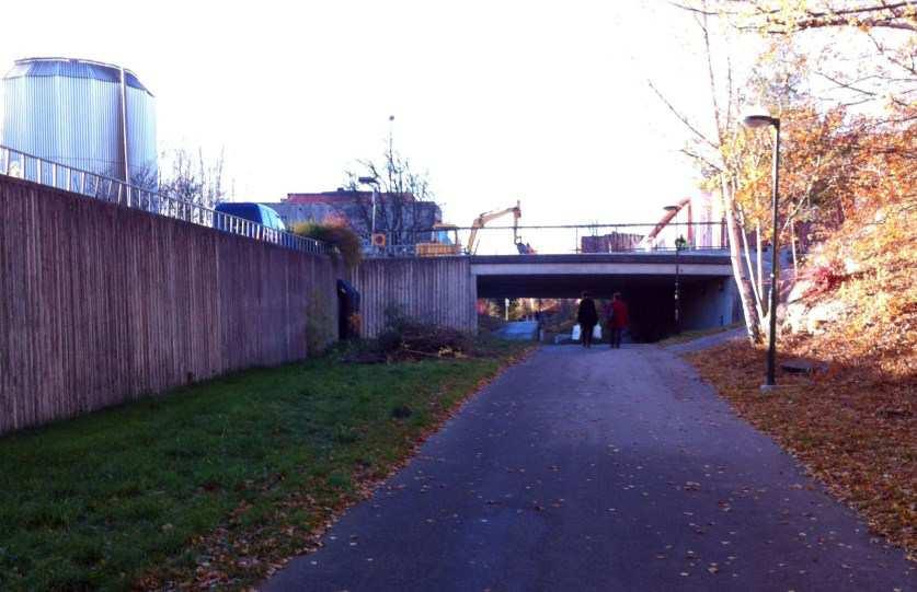 Parkeringsytan till vänster i bild saknar fönster och bidrar med sin