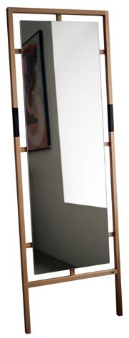 AR SPEGEL En smidig golvstående spegel i ek eller björk med mörkbruna läderhandtagsom lutar mot vägg. De nätta dimensionerna ger ett luftigt intryck.