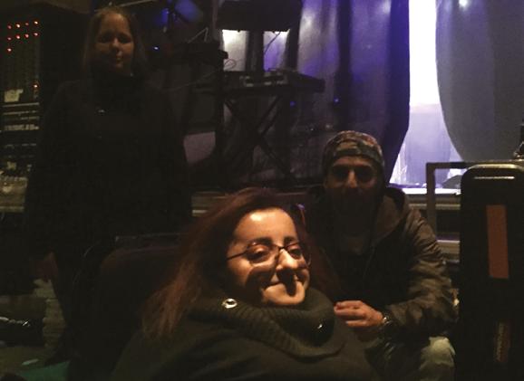 Foto: Edward Adolfsson Backstage på ett arrangemang. Att arrangera när man har en funktionsvariation Kultur är en mänsklig rättighet, det är något som till och med FN:s konvention slagit fast.