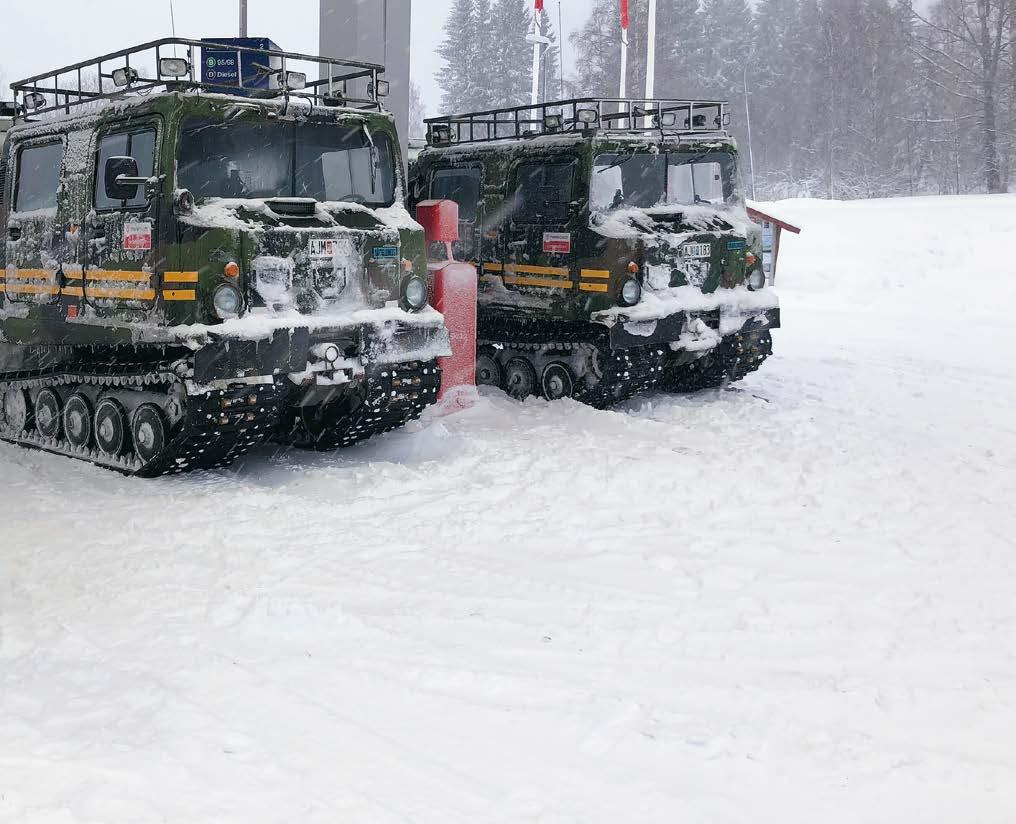 BANDVAGNSFÖRARE Under de senaste dagarna har ett omfattande snöoväder dragit fram över södra och mellersta Sverige. Tåg- och vägtrafik har stora svårigheter att komma fram.