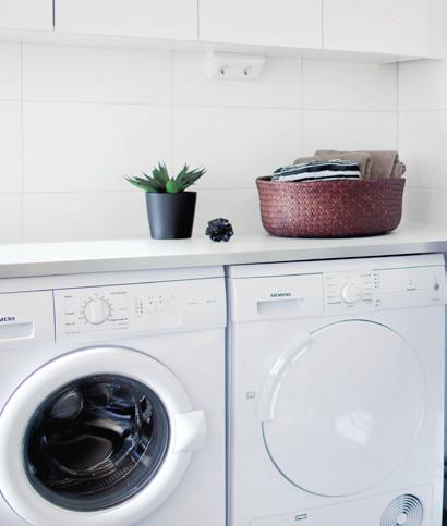 Egen tvättutrustning Badrummet förses med energisnål tvättutrustning från Siemens och med praktisk arbetsyta. 3 4.
