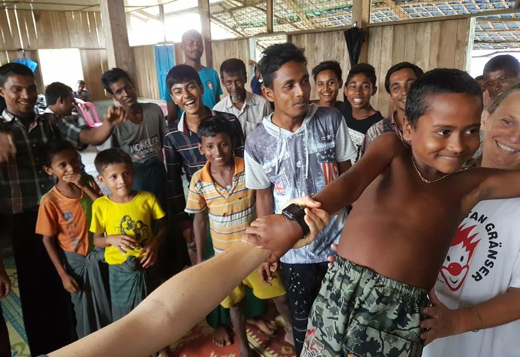 17 HOPP TILL BARN PÅ FLYKT ÅRSREDOVISNING 2017 Hopp i en bortglömd konflikt Clowner utan Gränser i Burma OM CLOWNER UTAN GRÄNSER 2 I Rakhine i västra Burma har en av vår tids mest våldsamma och