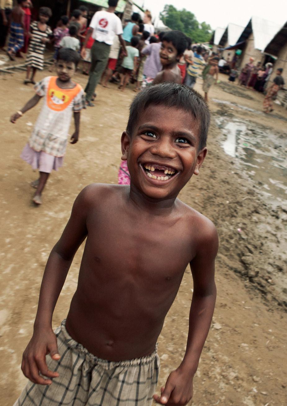 2017 förvärrades situationen och hundratusentals rohingyas tvingades fly till Bangladesh, där Clowner utan Gränser också finns på plats.