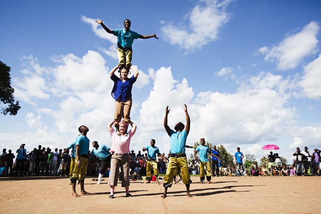 23 SKRATT SOM LÄKER OCH STÄRKER ÅRSREDOVISNING 2017 ÅRSREDOVISNING 2017 SKRATT SOM LÄKER OCH STÄRKER 24 Skrattets läkande kraft Clowner utan Gränser i Sierra Leone Cirkus som stärker alla Clowner