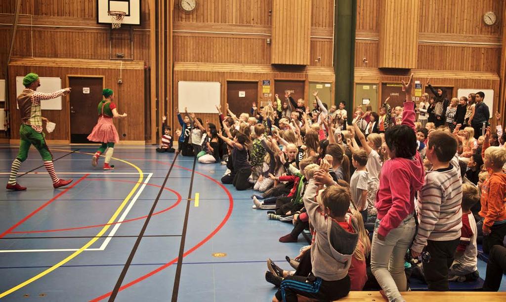35 CLOWNER UTAN GRÄNSER I SKOLAN ÅRSREDOVISNING 2017 För alla barns rätt Clowner utan Gränser i skolan Barn behöver tidigt få kunskap om sina rättigheter, inte minst för att förstå att dessa
