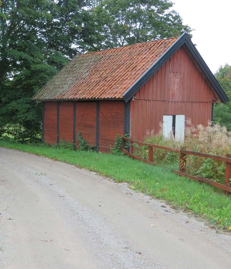 En av de äldre och välbevarade uthusen som finns i Hallasjö by.