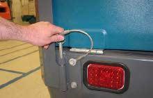 ANVÄNDNING 10. Sätt spaken för vakuum och filterskak i läget Vakuumfläkt till. TORNSTÖTFÅNGARE Tornstötfångarna hjälper till att skydda maskinen mot skada.