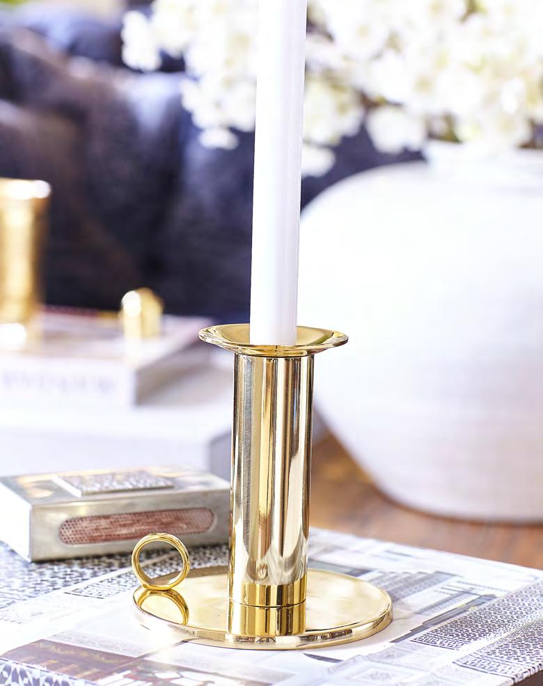 CHLOÉ CANDLE HOLDER En klassisk kammarljusstake av polerad solid mässing.