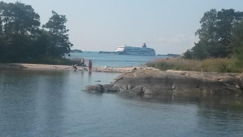 Bilden ovan: Badstranden sett från promenaden runt ön.