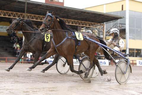 100806 Kajsa tog en trippel på Gävle Kajsa Frick drar fram som ett ånglok för dagen. Idag vann hon tre lopp på Gävletravet. Kajsa Frick ser ut att gå mot sitt bästa kuskår någonsin.