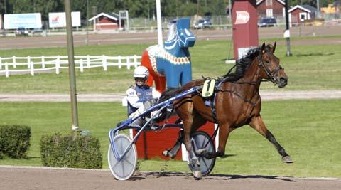 Trots sitt tråkiga utgångsläge provade Leif framåt direkt med storfavoriten och fick ta hand om ledningen.