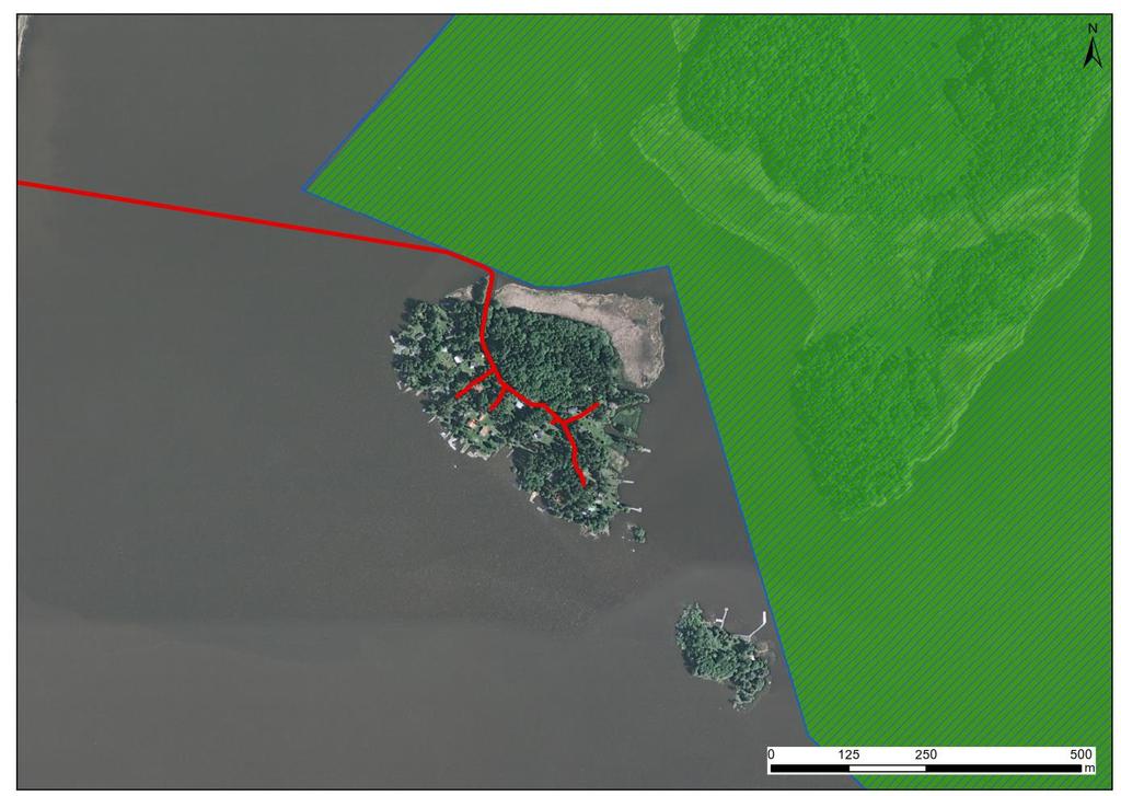 Figur 4. Röd linje visar ledningssträckningen. Grönt område visar Natura 2000-området Strömsholm.