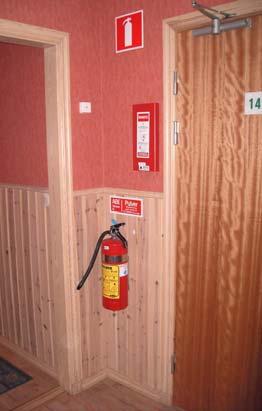 Skylten (figur 2) som anger utrymningsväg från våning ett ner till bottenplanet är belyst med en vanlig glödlampa. Figur 1. Automatisk dörrstängare 3.