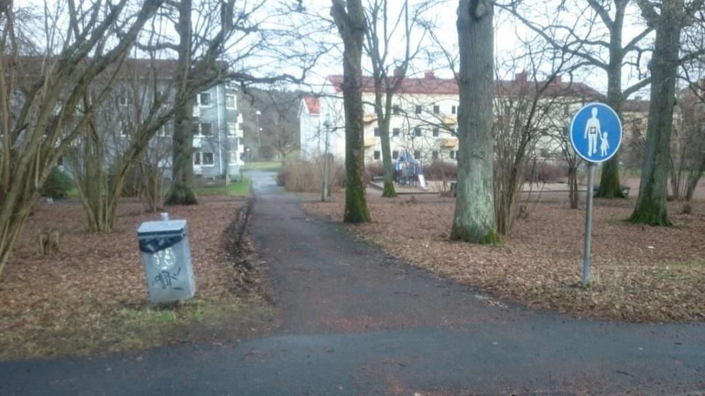 2 Topografi Marken i planområdet utgörs till största del av gräsytor med asfalterade gångvägar, en grusad plan och lekplatsen med sand.