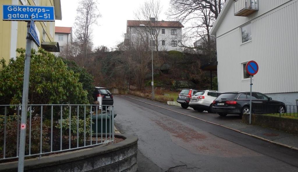 Väster om Göketorpsgatan och planområdet ligger en höjdrygg, där höjdskillnaden är ca 23 m (som högst +52 på höjdryggen till som lägst ca +29 i Göketorpsgatan). Figur 7 visar höjdryggen i väst.