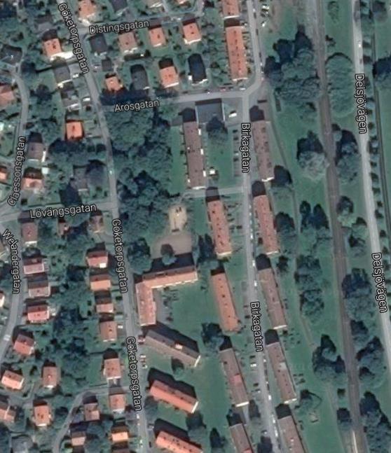 Planområdet är ca 0,6 ha stort (Figur 2) och avgränsas av Göketorpsgatan i väst och Arosgatan i norr. I öst och syd avgränsar flerfamiljsbostäder om ca tre våningar planområdet.