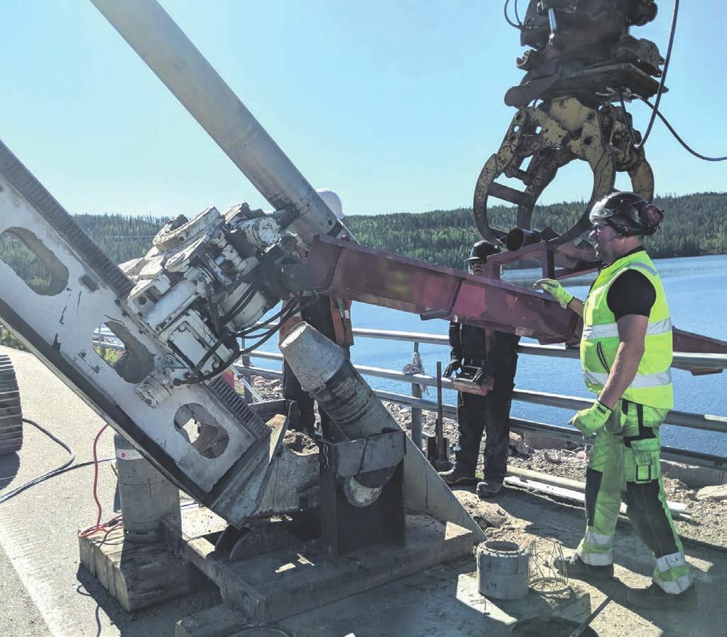 och dess nära 360 graders rörlighet för borraggregatet på grävmaskinens arm, är att borrkronan kan placeras i princip valfri vinkel. Neddrivning sker främst med vibration.