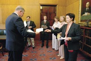 8 LAGSTIFTNINGSARBETET VID RIKSMÖTET 2004 Allmänt Mätt med antalet propositioner och plenarsammanträden var riksmötet 2004 ett typiskt exempel på valperiodens andra riksmöte.