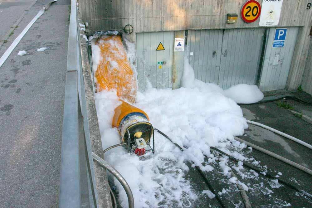 Sektor 1: Skumsläckning via brandcell 1. Foto: Claes Arnheim Klockan 09:53 (+6h 43) Insatsen bedöms ge god effekt det sker en avlösning av räddningsledare (RL).
