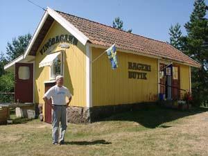 Här väntar guiden som tar oss på en guidad tur runt ön. På guideturen får vi veta hur det är att leva på en ö året runt.