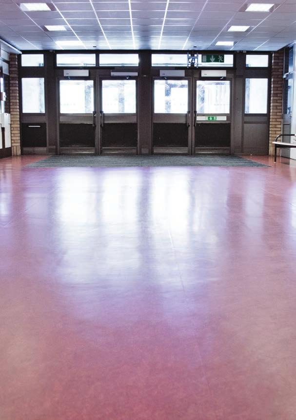 MILJÖ SKOLA EFTER RENOVERING MINSKAD MILJÖPÅVERKAN UVElite RES gör skillnad när vi jämför en golvrenovering med ett traditionellt golvbyte, vilket innefattar utrivning, deponering och nedbrytning av