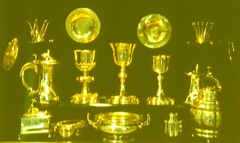 13 Sandstensportal vid södra långsidan från ombyggnaden 1647 1650, krönt med Gabriel Oxenstiernas och Birgitta Kurks vapen. Silverskåpet i sakristian iordningställdes 1963. 1. Patén, oblattallrik av silver, ovansidan förgylld.