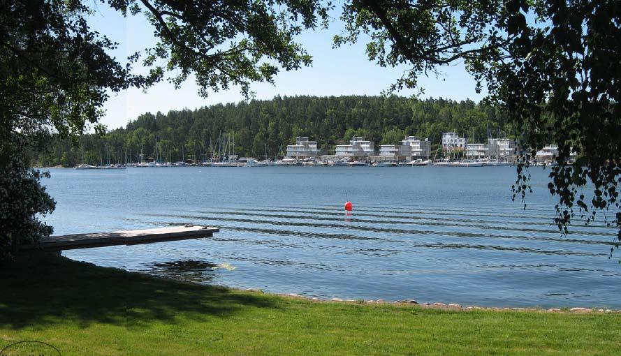 9 (13) Vy från Strandpromenaden i Saltsjö-Duvnäs (Södergruppen/Deurell arkitekter AB) Strandpromenad En viktig del i projektet är att strandremsan förbi det aktuella området ska göras tillgänglig för