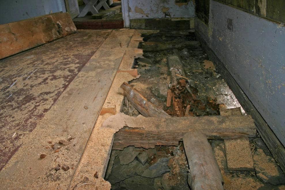 Genomförda åtgärder Parhuset Rum B Golvet i parstugans gamla kök demonterades våren 2012. Golvet bestod överst av masonitskivor som var målade i engelskt rött. Under masoniten låg ett golv av råspont.