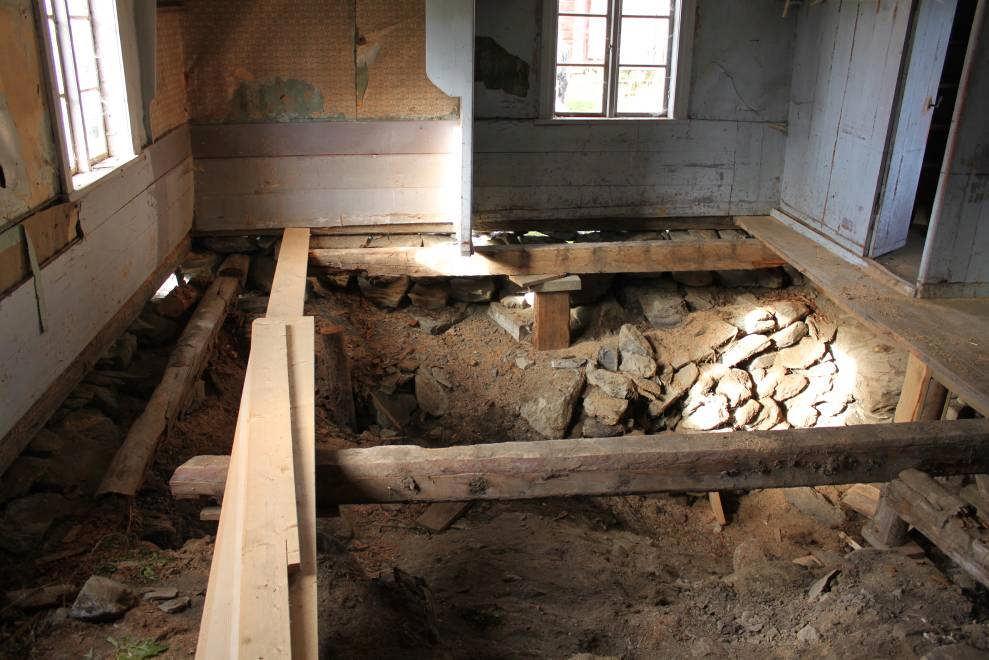 Delar av golvbjälklaget, i bild syns två av de äldre golvåsarna nr 1 och 2, till vänster ligger en av de äldre rötskadade bärlinorna, nr 1 Bärlinan närmst C-väggen (nr 3), var i relativt gott skick,