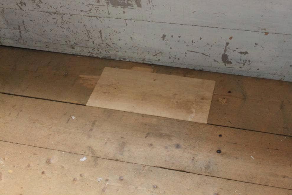 alltid ut under panelen. Med tanke på husets ålder och att stomme och bjälklag lyfts i omgångar är det inte helt oväntat att glipor och springor uppstått när byggnaden rört på sig.