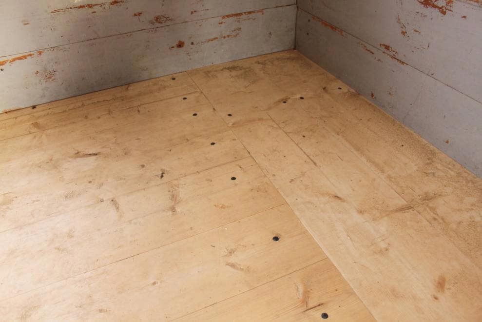 Kilsågat golv i gamla salen (rum D) har spikats med handsmidd spik Åtgärder på parhusets fasad Parhusets fasad består av stående lockpanel som under fönstren