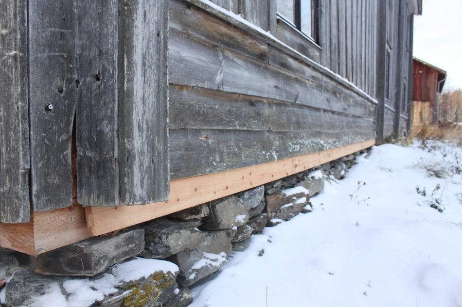 På C-väggen mellan CD knuten och fram till första knutkedjan samt längs hela D-väggen har man därför sågat av den undre delen av nedersta panelbrädan,