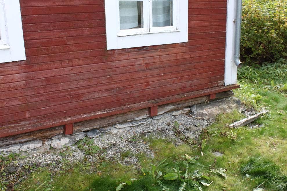 Hela ytterpanelen är spikad med klippspik, men vissa äldre och nya delar har skruvats fast under arbetets gång, dessa skruvar ska bytas mot klippspik.