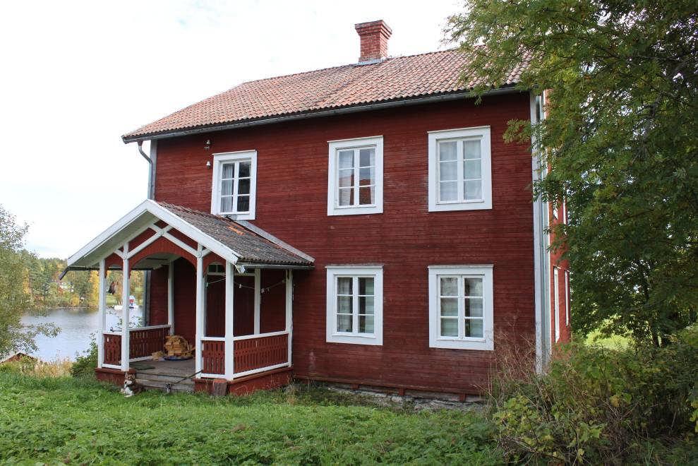Till höger om dörren på A-väggen har man även fått skarva några stockar som var i dåligt skick.
