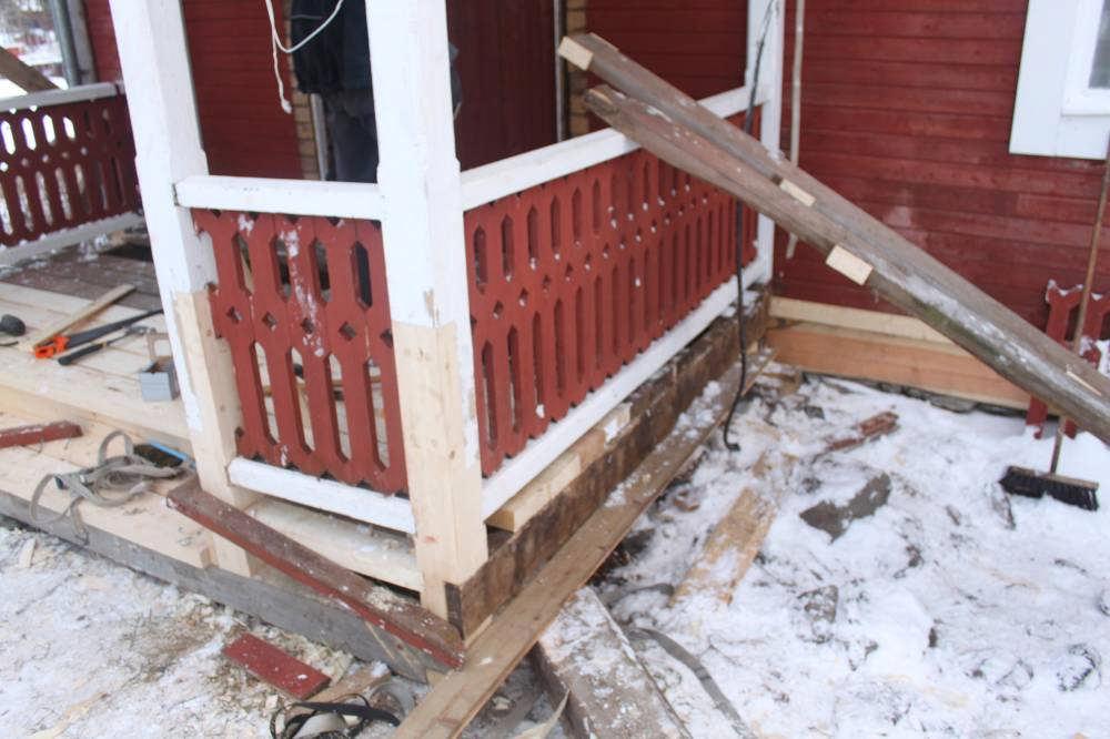 Nya hyvlade golvplank av fur höll på att monteras
