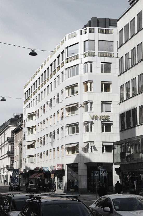 Till vänster: Norrifrån från korsningen Norrlandsgatan/Mäster Samuelsgatan med Skären 3 i förgrunden. Till höger: Föreslagen påbyggnad sedd söderifrån från Norrlandsgatan. Bild: General Architecture.