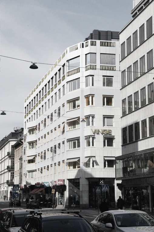 SID 19 (24) Sten med inslag av blank metall Omfärgad puts Sten Till vänster: Vy mot Norrlandsgatan. Till höger: Principskiss över fasadutformning och materialval. Bild: General Architecture.