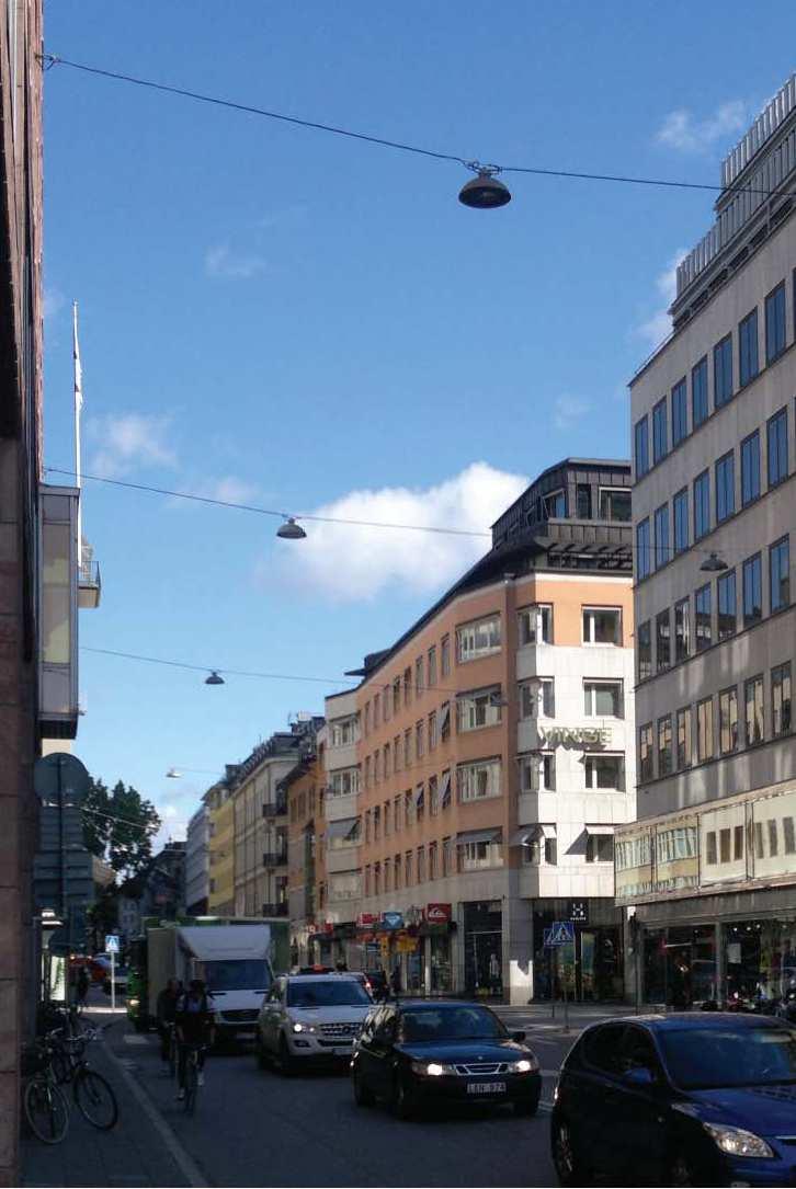 SID 9 (24) Packarhuset, söder om planområdet har en mycket karaktäristisk takutformning med indrag i flera steg. Byggnaden uppfördes 1930-32 efter ritningar av Ivar Tengbom.