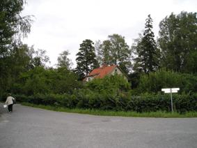 PLANBESKRIVNING 3 sar planområdet till Tyresövägen och det bullerskydd som uppfördes av Vägverket under 2005. Foto taget på fastigheten från korsningen Gränsvägen- Bollvägen.