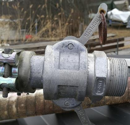 Snäpp fast slangen till skruvmunstycket- Pump När munstycket är kopplat till däcksventilen kan pumpningen starta med hjälp av