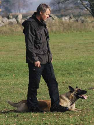 Skyddstävling har guldmedaljer från såväl svenska- som nordiska mästerskapen för polishundar. Båda lägger en mycket stor del av sin fritid på att träna hund.