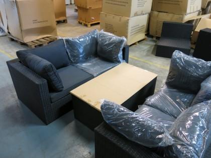00 kr exkl moms L2139ga, L2137ga, Graffiti Caféset, bord i grå UHF o 4 stolar i grått o alu, 120x70cm 2134-103 Avslut: 10:42 3 800.