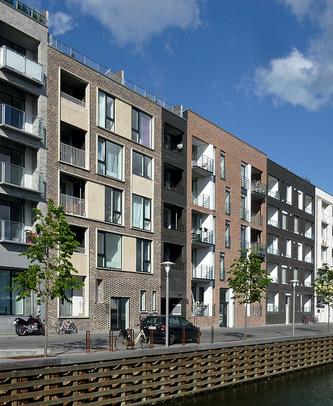 Höjden på bostadsbebyggelsen varierar i huvudsak mellan två och sex våningar, där de lägsta husen ligger inuti kvarteren.